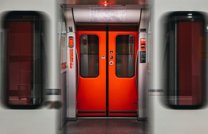 Brutaler Angriff im Zug: Maskierter Mann versucht Handy zu rauben Brutaler Angriff im Zug: Maskierter Mann versucht Handy zu rauben