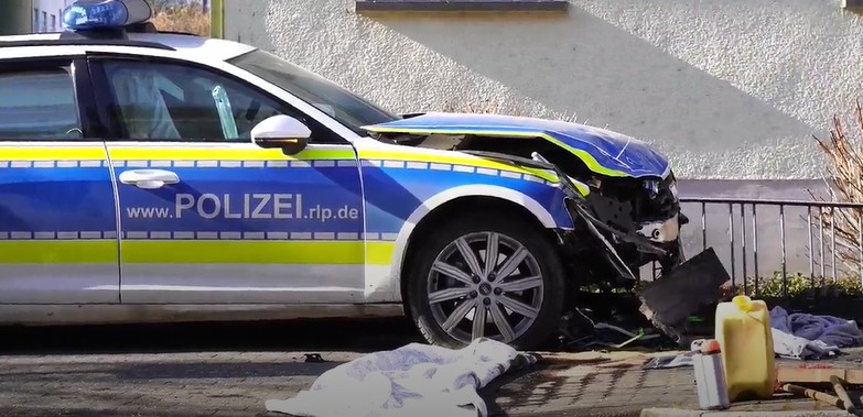 Streifenwagen und Auto kollidieren - drei Verletzte Streifenwagen und Auto kollidieren - drei Verletzte