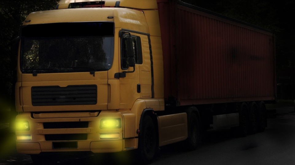 Autofahrer stirbt bei Zusammenstoß mit Lkw