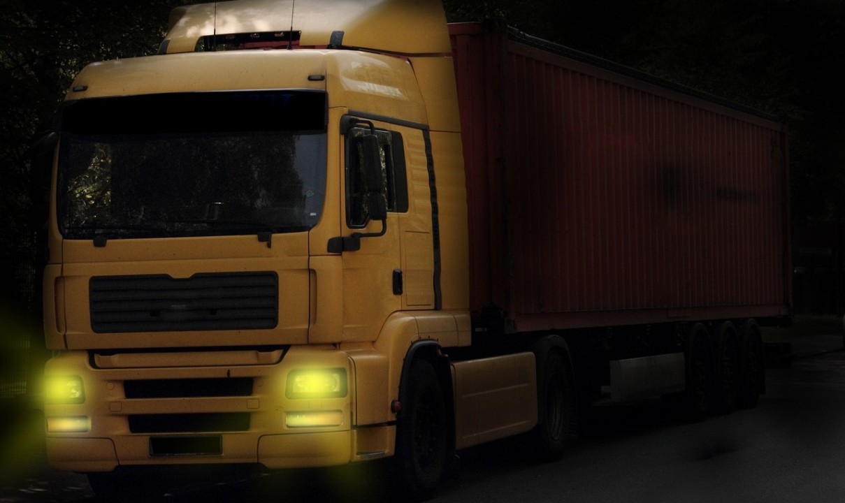 Autofahrer stirbt bei Zusammenstoß mit Lkw Autofahrer stirbt bei Zusammenstoß mit Lkw