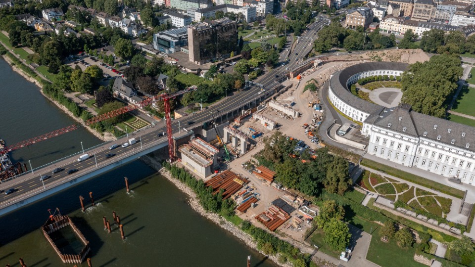 Betonagearbeiten an der Pfaffendorfer Brücke