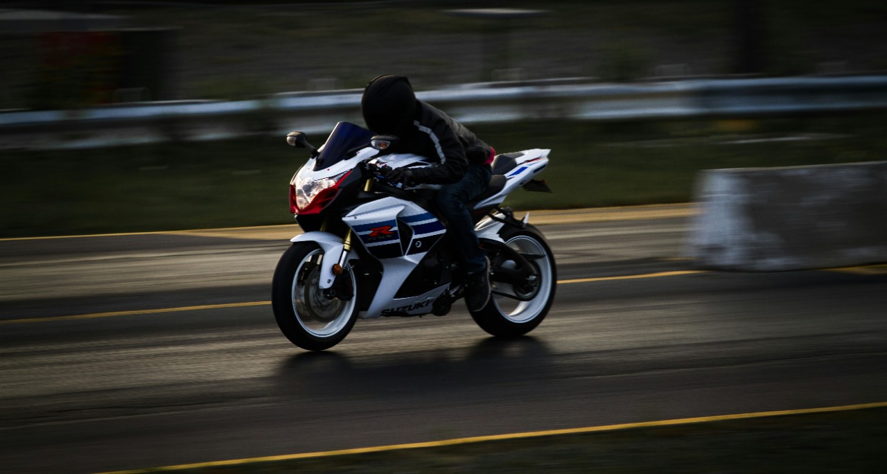 Verkehrsunfallflucht durch Motorradfahrer Verkehrsunfallflucht durch Motorradfahrer