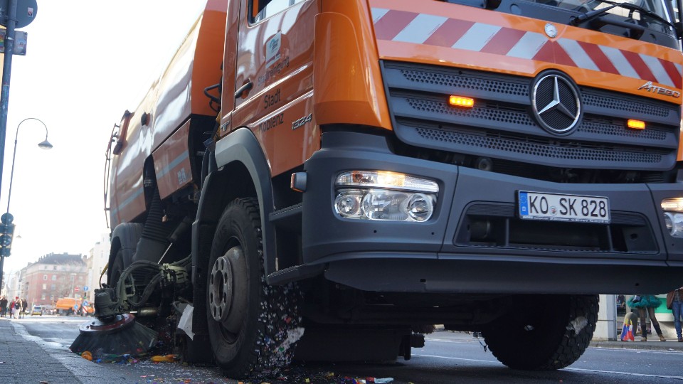 Nach dem Rosenmontagszug übernehmen die Straßenreinigungsprofis