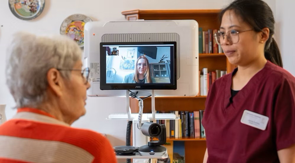 Beratung über Video - Wie Telepflege im Seniorenheim hilft Beratung über Video - Wie Telepflege im Seniorenheim hilft