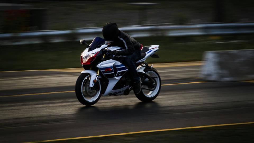 Verkehrsunfallflucht durch Motorradfahrer