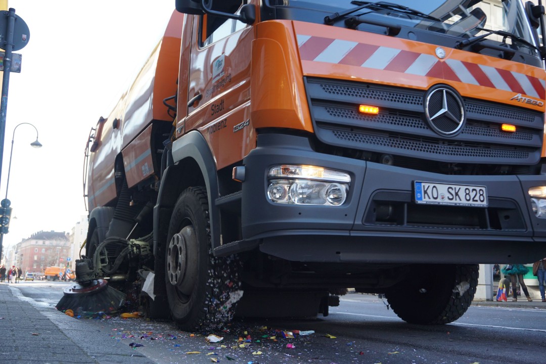 Nach dem Rosenmontagszug übernehmen die Straßenreinigungsprofis Nach dem Rosenmontagszug übernehmen die Straßenreinigungsprofis