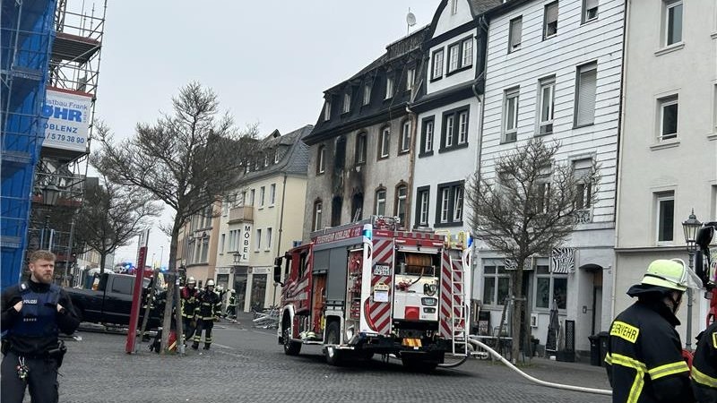 Brand in Mehrfamilienhaus - mindestens ein Schwerverletzter