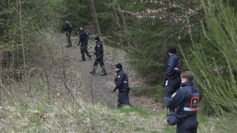 Mutmaßlicher Dreifachmord – Polizei sucht mit Großaufgebot