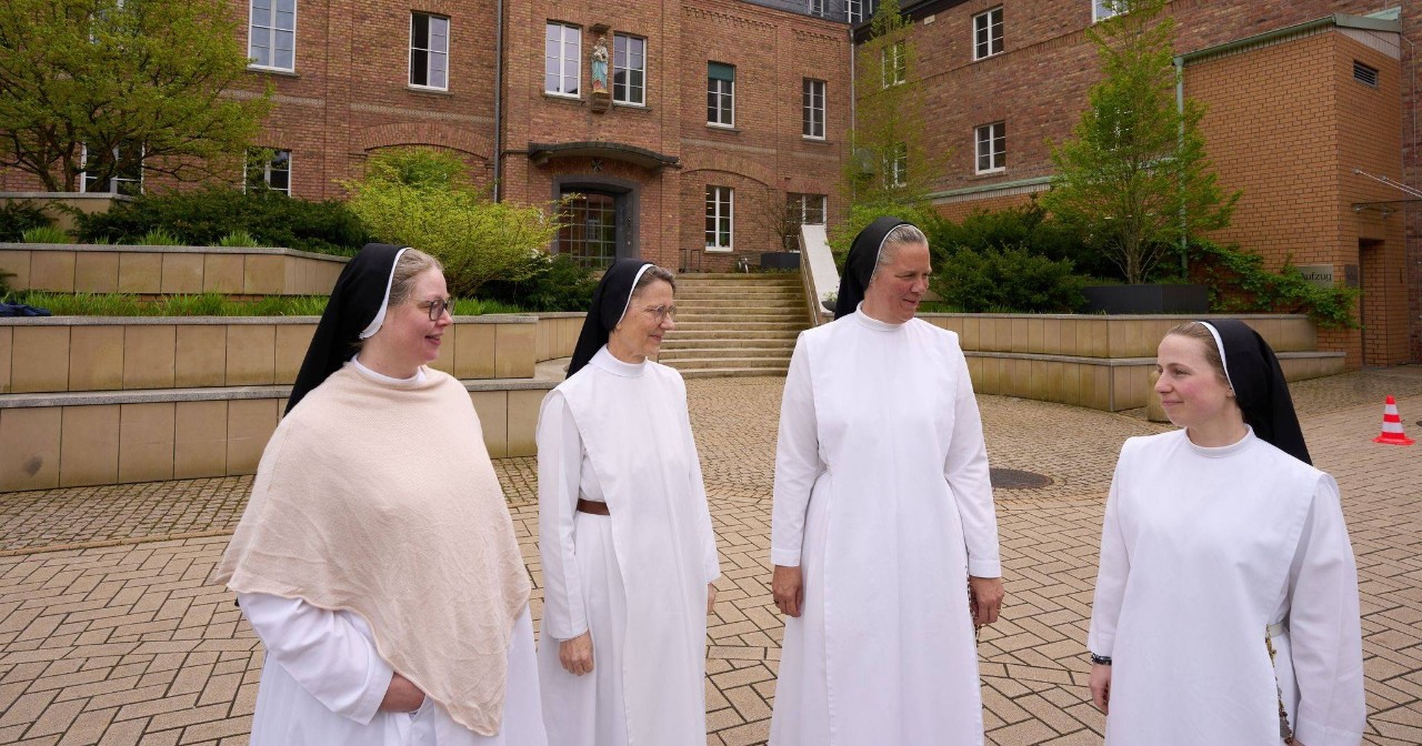 Ein Tod wie gemalt - Frauen im Kloster trauern um Papst