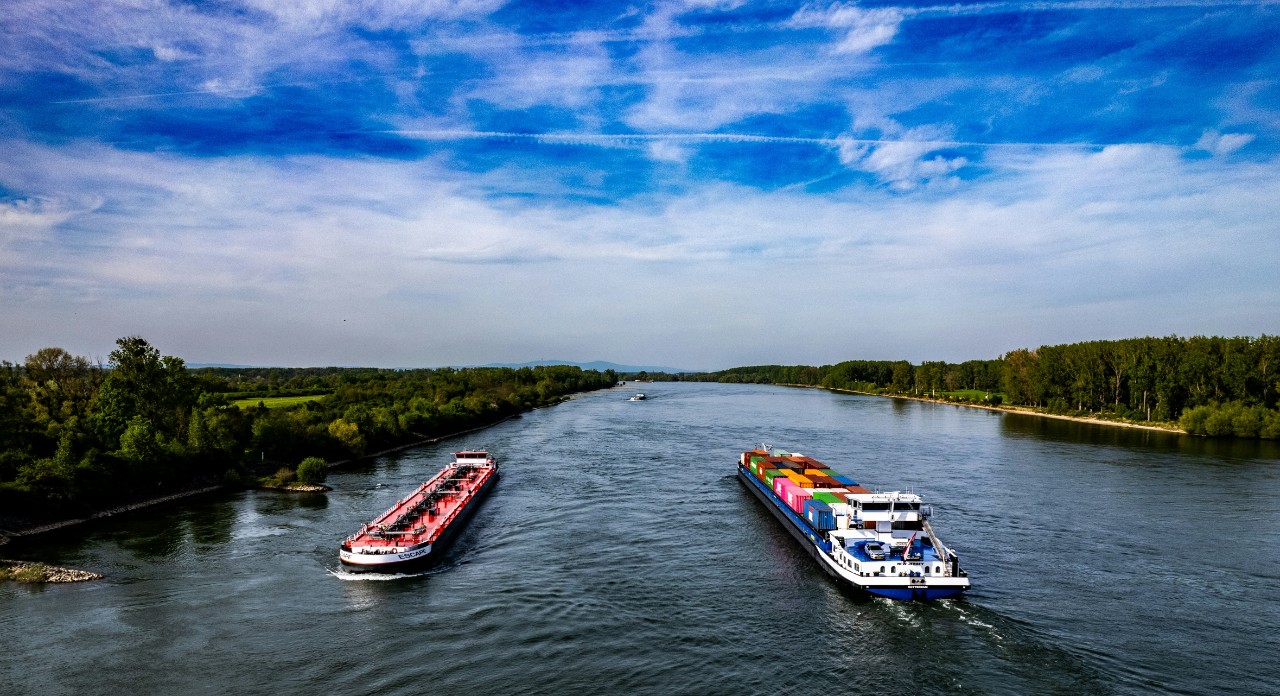Niedrigwasser im Rhein – Schiffe weniger beladen Niedrigwasser im Rhein – Schiffe weniger beladen
