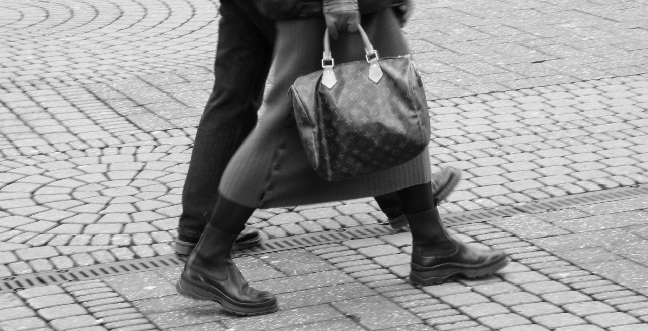Radfahrer entreißt Fußgängerin die Handtasche