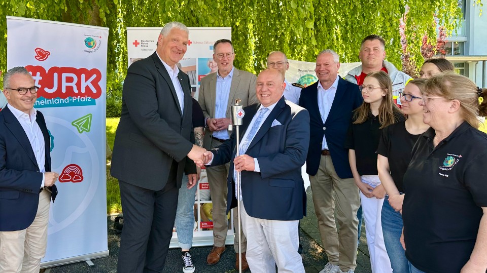 DRK-Koblenz Präsident Leo Biewer übergibt das Rotkreuz-Licht der Hoffnung und Menschlichkeit 