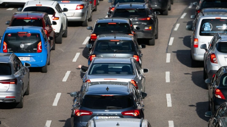 Sattelzug umgekippt: A3 stundenlang gesperrt