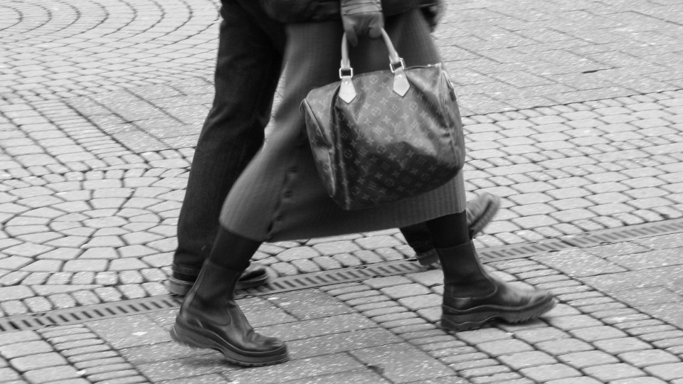 Radfahrer entreißt Fußgängerin die Handtasche