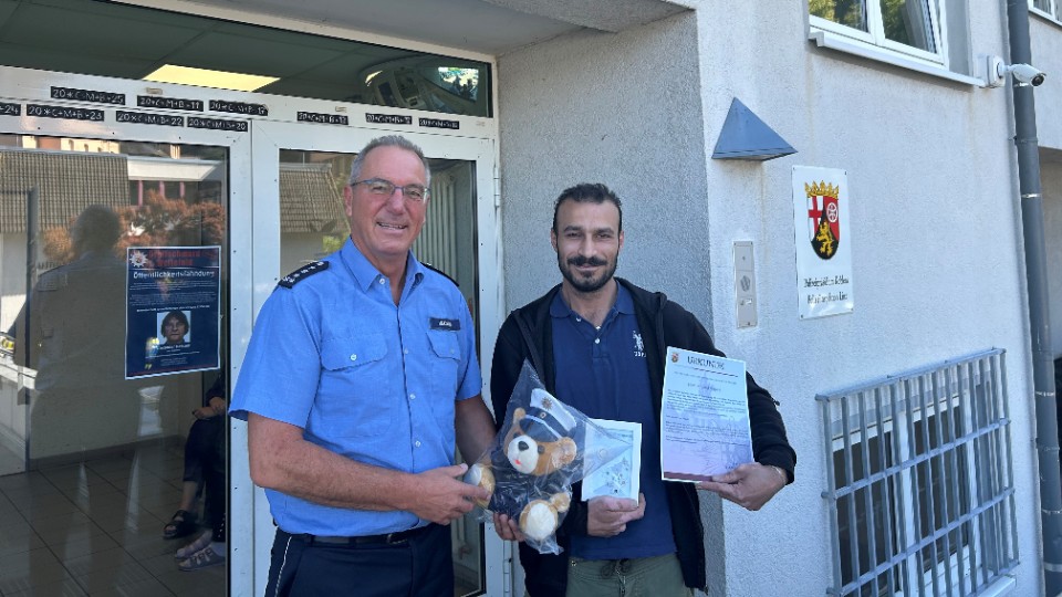 Zivilcourage im Zug: Mann rettet Mitreisenden vor gewaltsamem Übergriff