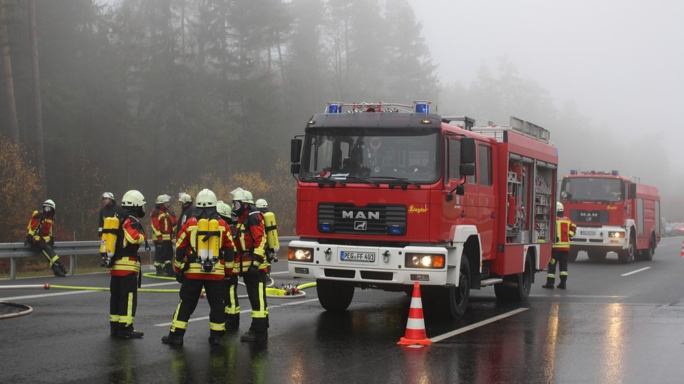 Schwerer Auffahrunfall auf der A3 – Lkw-Fahrer lebensgefährlich verletzt
