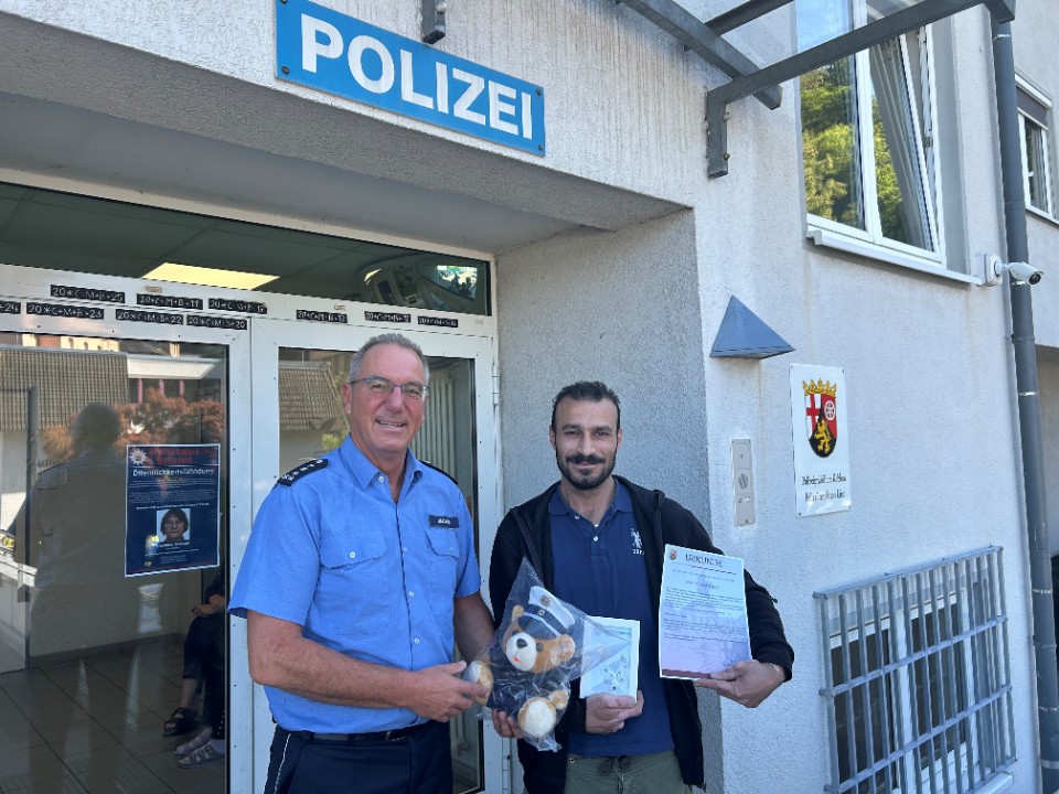 Zivilcourage im Zug: Mann rettet Mitreisenden vor gewaltsamem Übergriff Zivilcourage im Zug: Mann rettet Mitreisenden vor gewaltsamem Übergriff