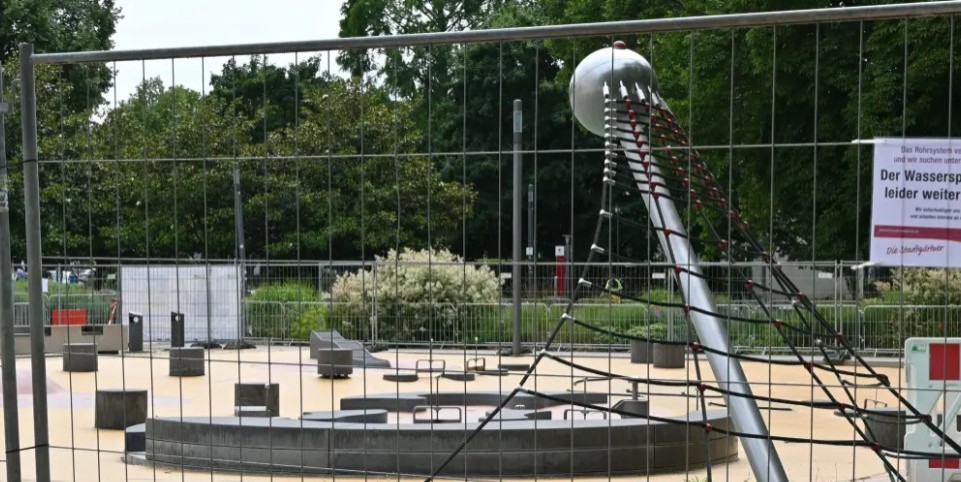 Suche nach Leck unter dem Wasserspielplatz geht weiter Suche nach Leck unter dem Wasserspielplatz geht weiter