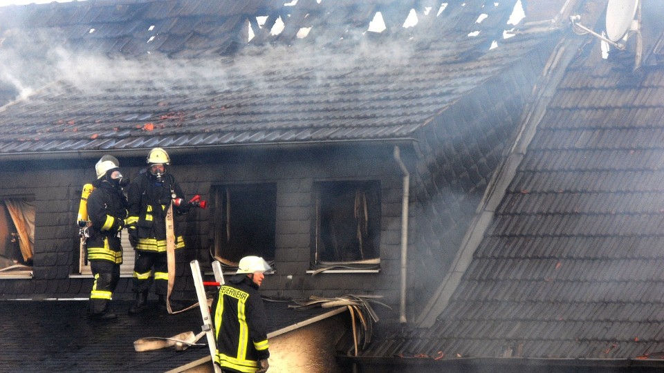Mann erleidet Verbrennungen bei Feuer in Dachgeschosswohnung