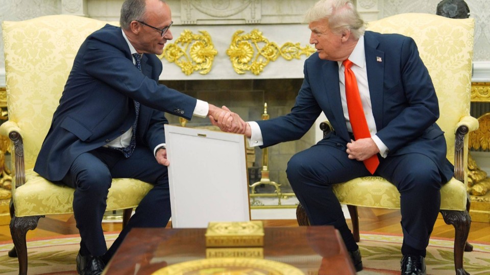 Merz schenkt Trump Geburtsurkunde seines deutschen Vorfahren
