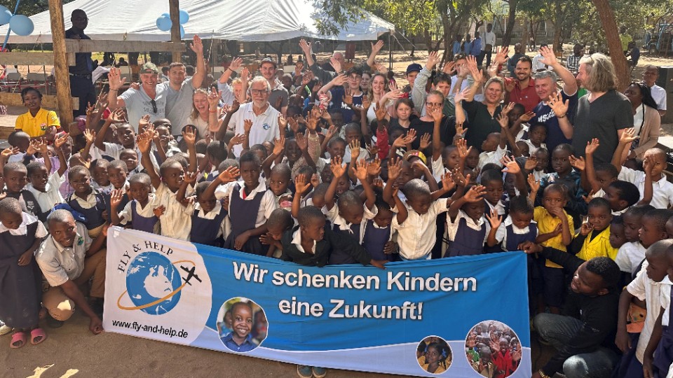 Sechs neue FLY & HELP-Schulen: Reiner Meutsch mit Wolfgang Trepper auf Bildungsmission in Malawi