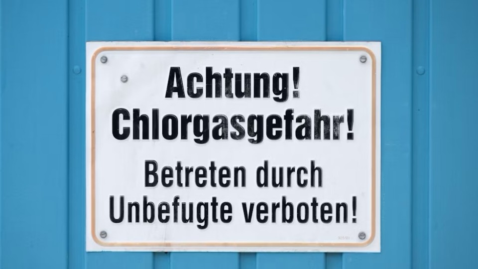 Chlorgas tritt in Schwimmbad aus - Großeinsatz