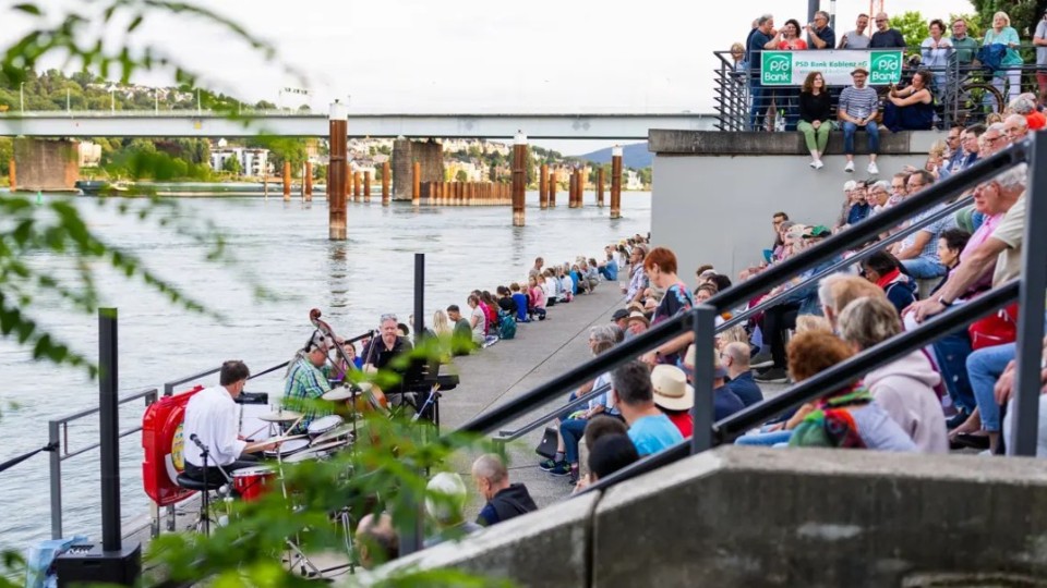 Kulturstufen 2025: Sommerliche Konzertreihe kehrt an die Schlossstufen zurück