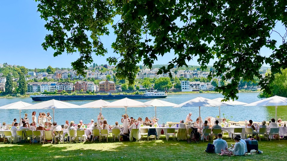 BUGA-Freunde Koblenz: Dîner en Blanc - Besucherrekord beim Kult-Picknick in Weiß