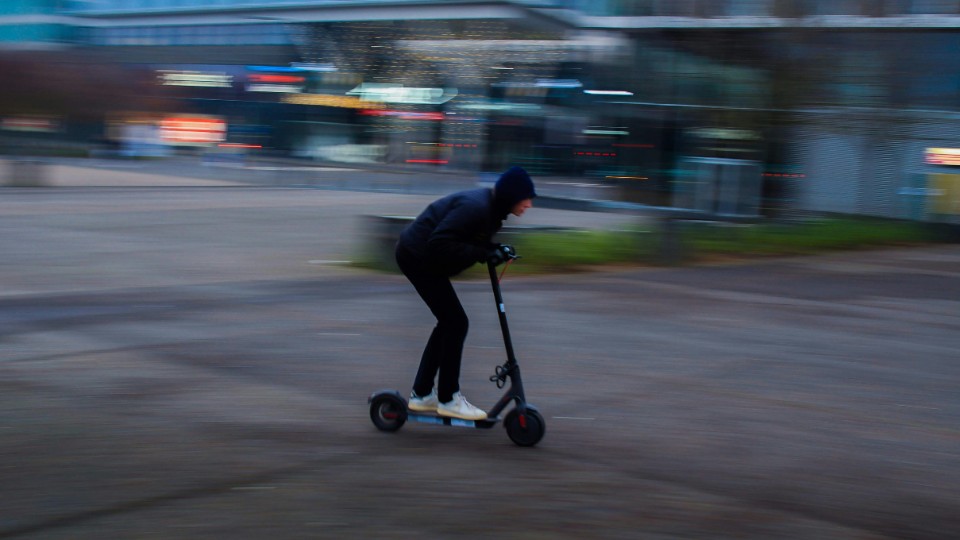 Schwerer Unfall im Westerwald: E-Scooter rast unkontrolliert bergab