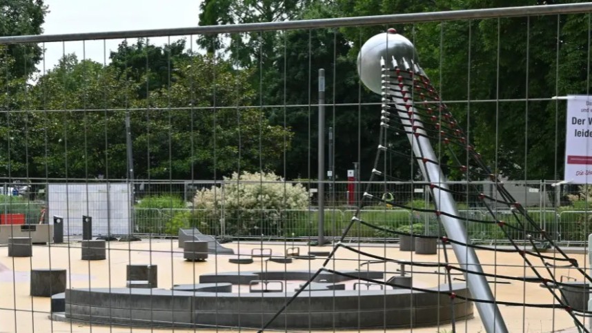 Suche nach Leck unter dem Wasserspielplatz geht weiter