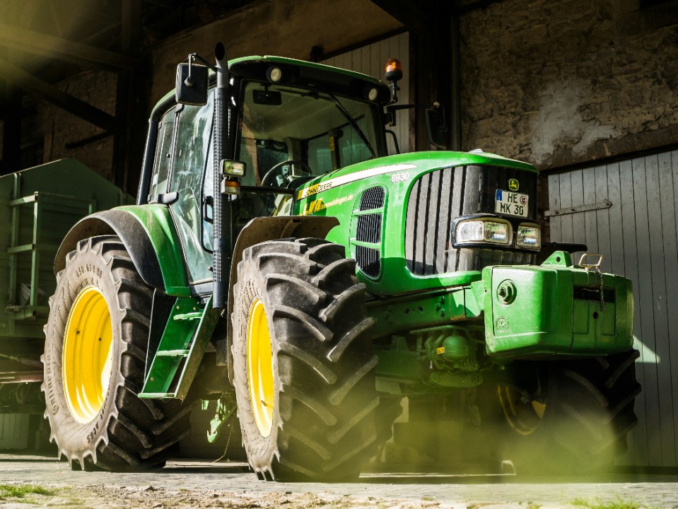 Traktor in Gleisbett – Zugstrecke drei Stunden gesperrt Traktor in Gleisbett – Zugstrecke drei Stunden gesperrt