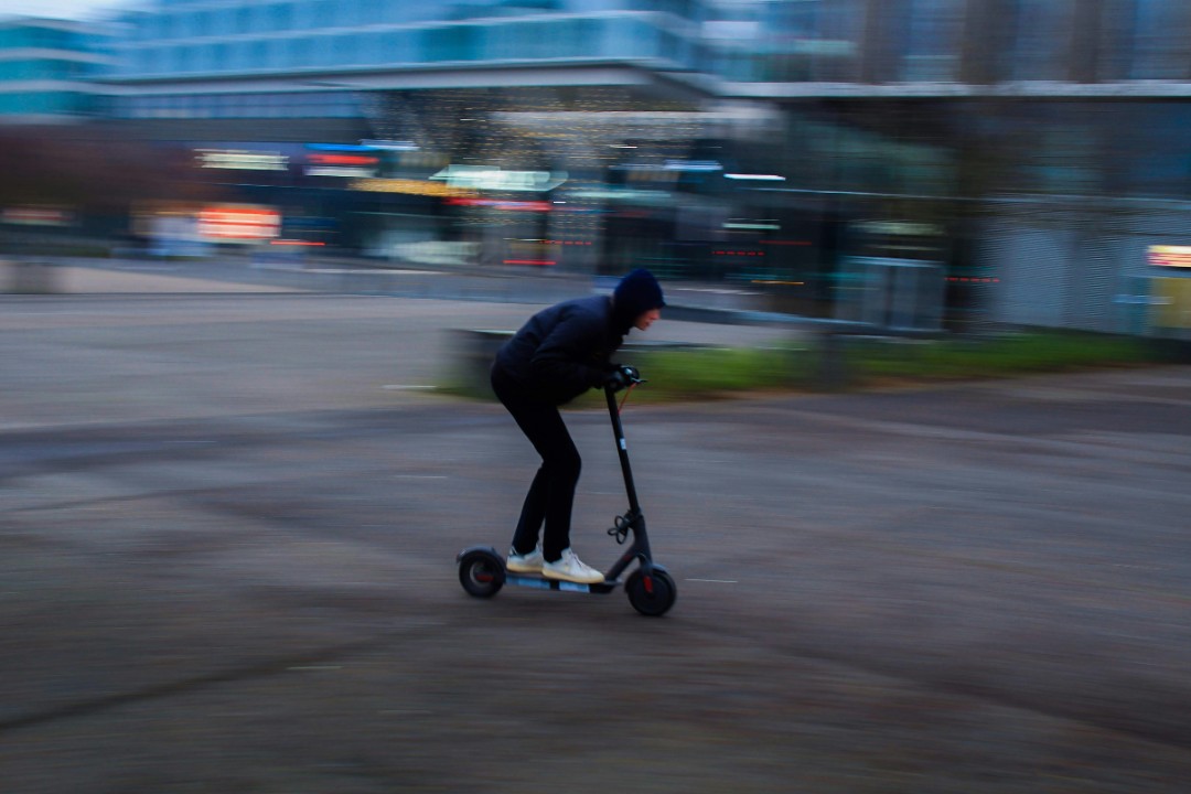 Schwerer Unfall im Westerwald: E-Scooter rast unkontrolliert bergab