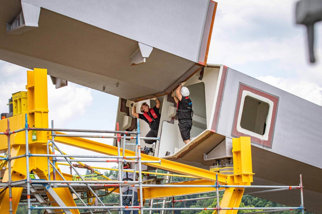 Tonnenschwere Stahlbauteile für neue Pfaffendorfer Brücke eingehoben Tonnenschwere Stahlbauteile für neue Pfaffendorfer Brücke eingehoben