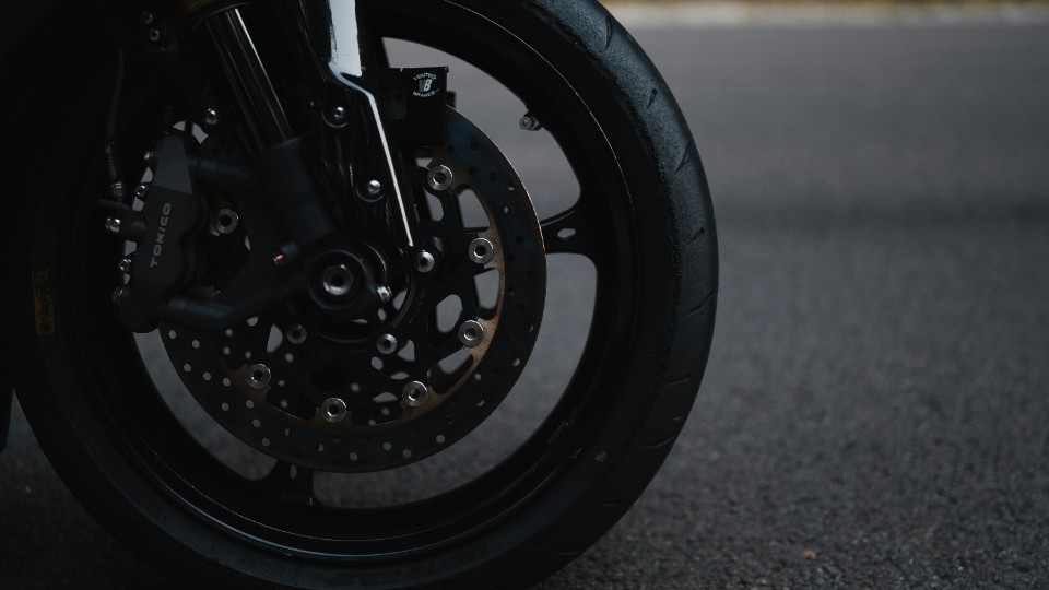Motorradfahrer und Sozia bei Unfall sehr schwer verletzt