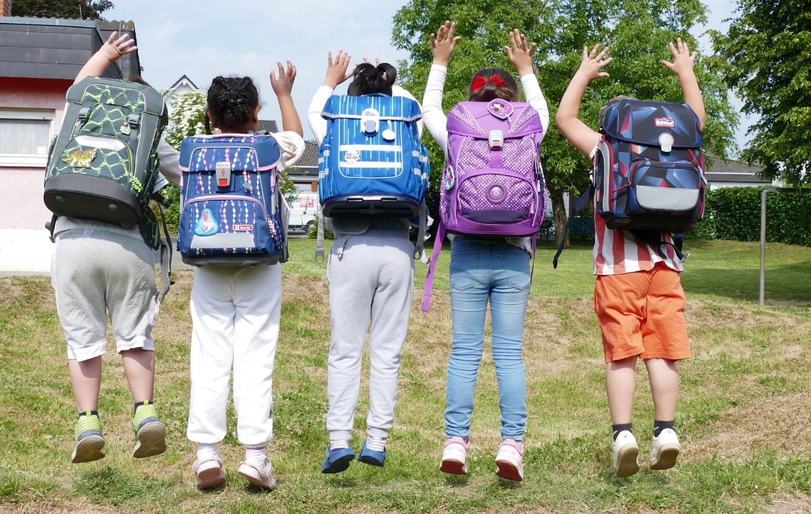 Hüpfende Kinderherzen und fliegende Schulranzen Hüpfende Kinderherzen und fliegende Schulranzen