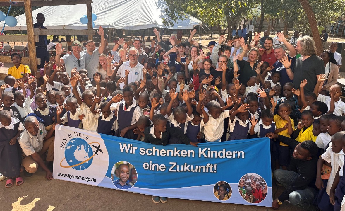 Sechs neue FLY & HELP-Schulen: Reiner Meutsch mit Wolfgang Trepper auf Bildungsmission in Malawi Sechs neue FLY & HELP-Schulen: Reiner Meutsch mit Wolfgang Trepper auf Bildungsmission in Malawi