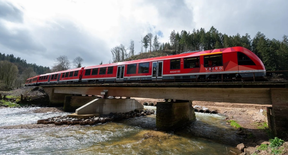 Vier Jahre nach der Flut: Züge rollen wieder durch die Eifel Vier Jahre nach der Flut: Züge rollen wieder durch die Eifel