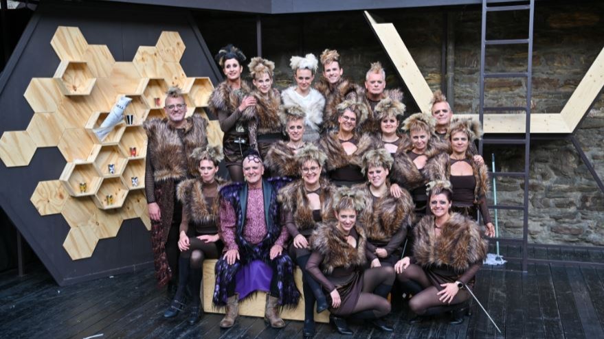 Ministerpräsident Alexander Schweitzer besucht die Burgfestspiele