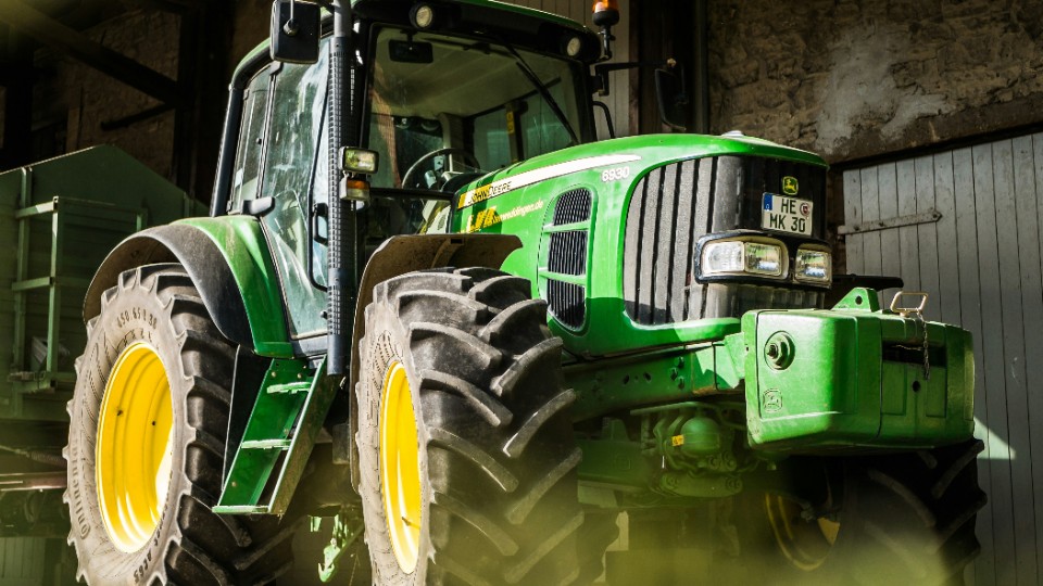 Traktor in Gleisbett – Zugstrecke drei Stunden gesperrt
