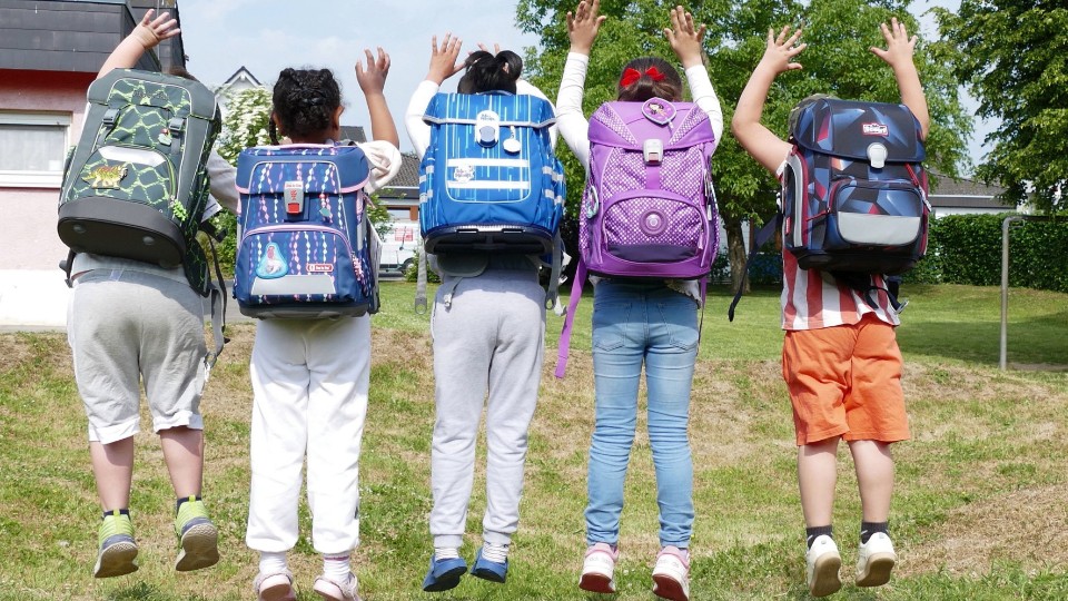 Hüpfende Kinderherzen und fliegende Schulranzen