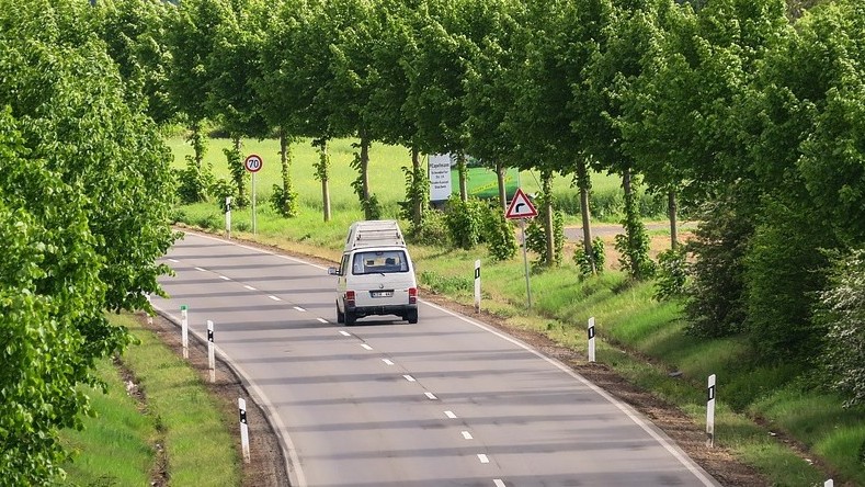 Wohnmobilreifen platzt auf B50 – fünfköpfige Familie verletzt