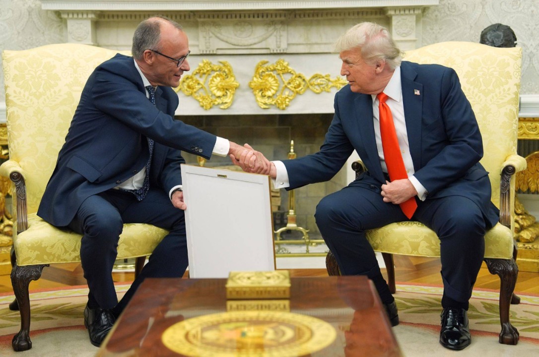 Merz schenkt Trump Geburtsurkunde seines deutschen Vorfahren