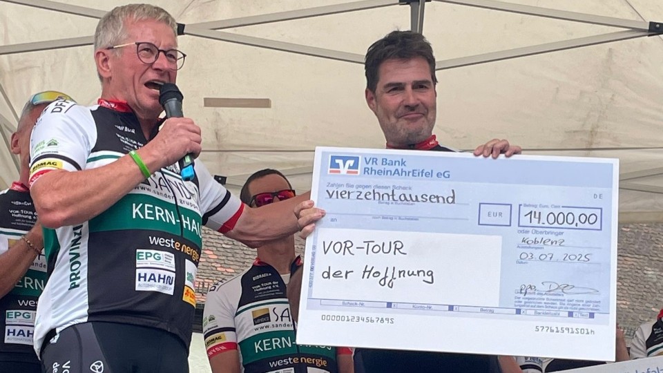 Gemeinsames Engagement für krebskranke und hilfsbedürftige Kinder bei der VOR-TOUR der Hoffnung