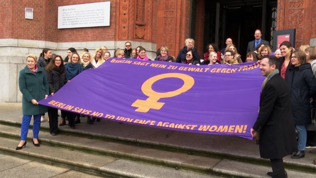 Flaggenhissung - Gewalt gegen Frauen