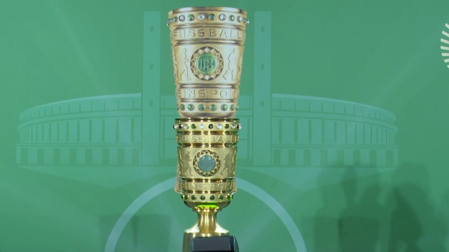 Cup Handover des DFB Pokals